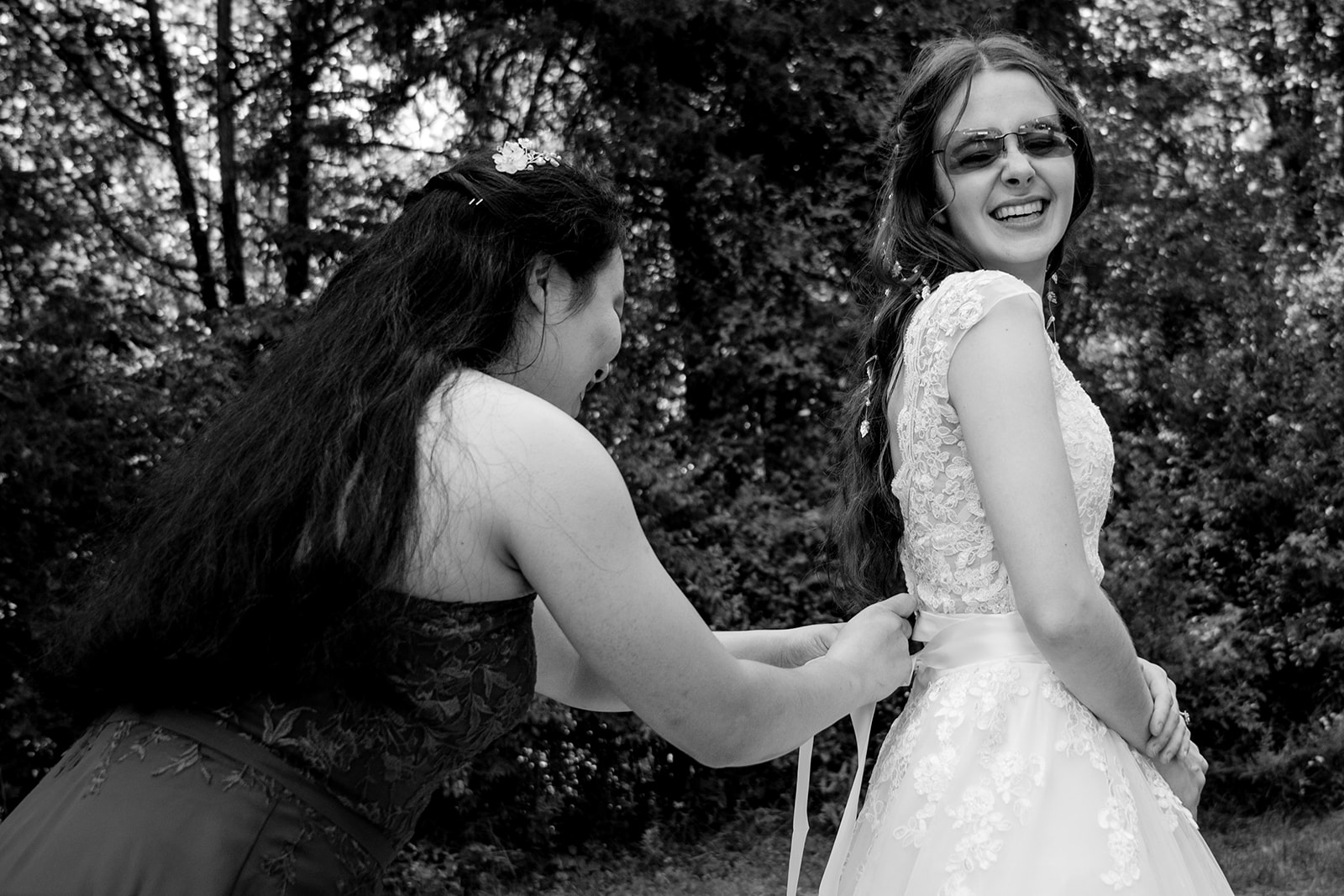 Photos of a Fredericksburg VA bride getting into her wedding dress by Potok's World Photography